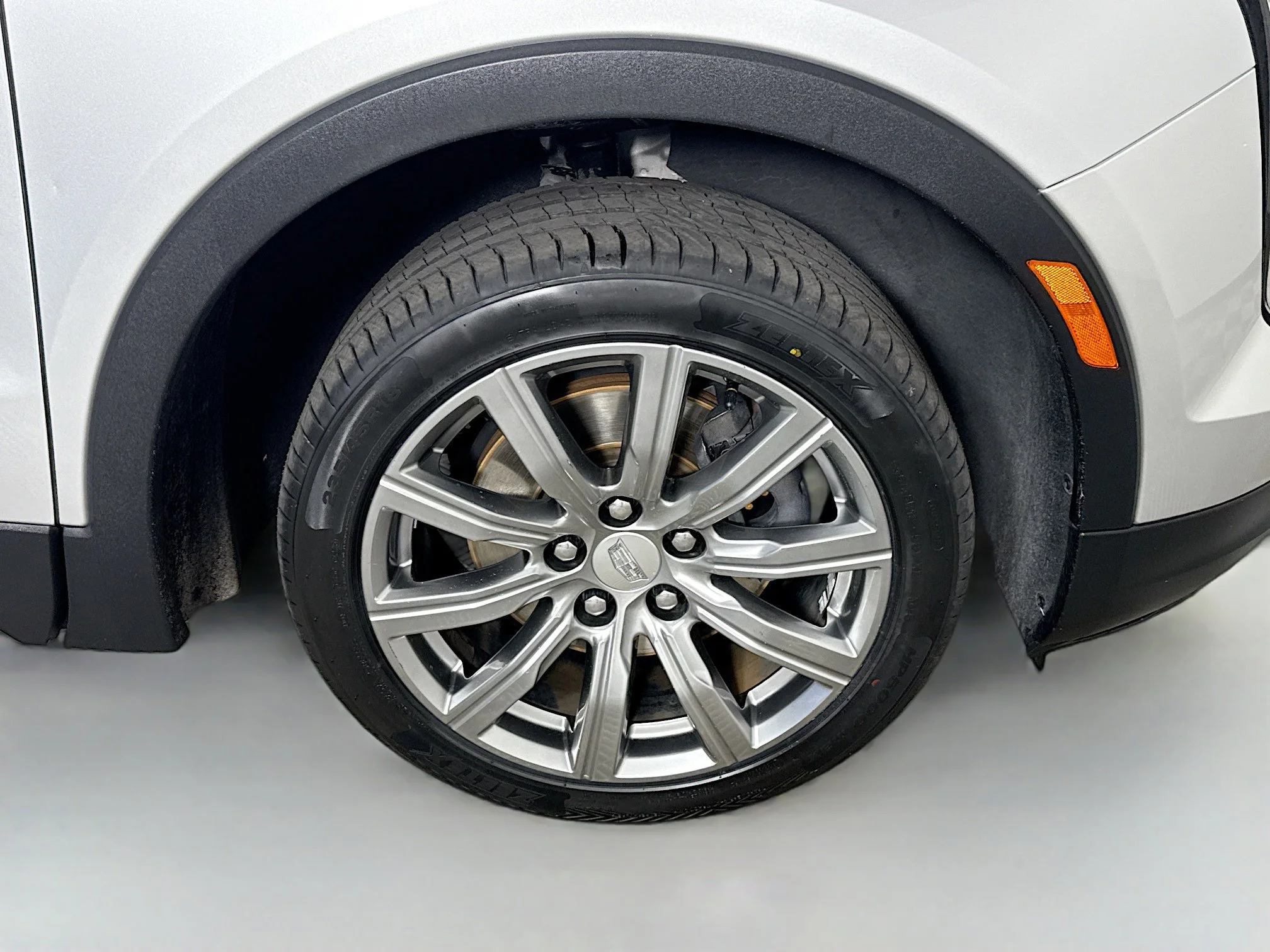 Used 2019 Radiant Silver Metallic Cadillac FWD Premium Luxury image 28
