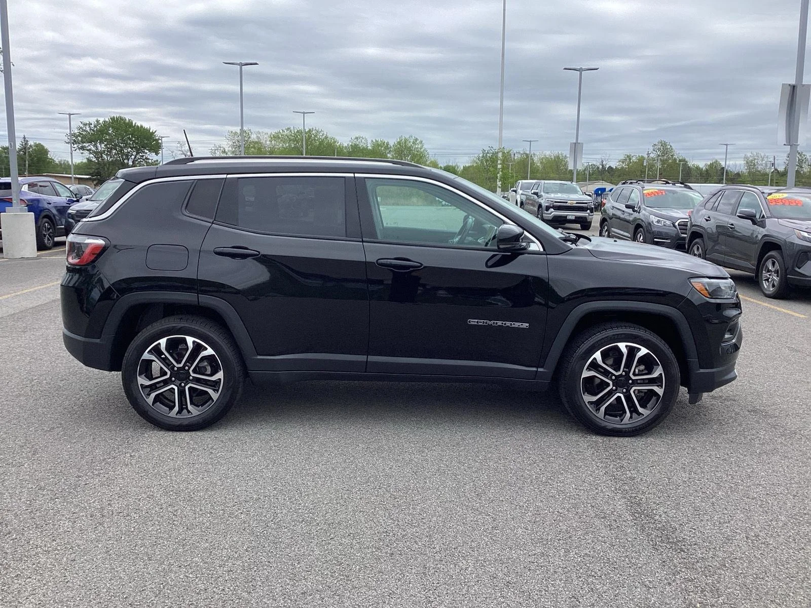 Used 2022 Diamond Black Crystal Pearlcoat Jeep Limited image 9