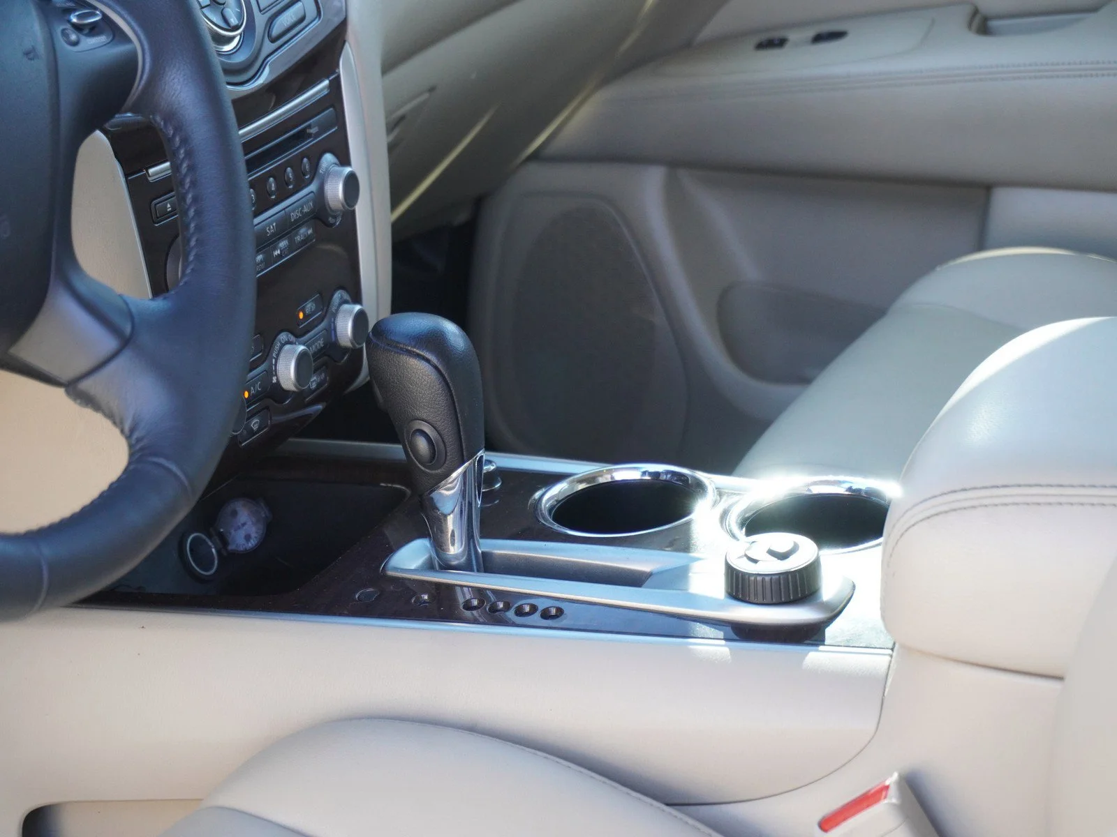 Used 2016 Pearl White Nissan Platinum image 23
