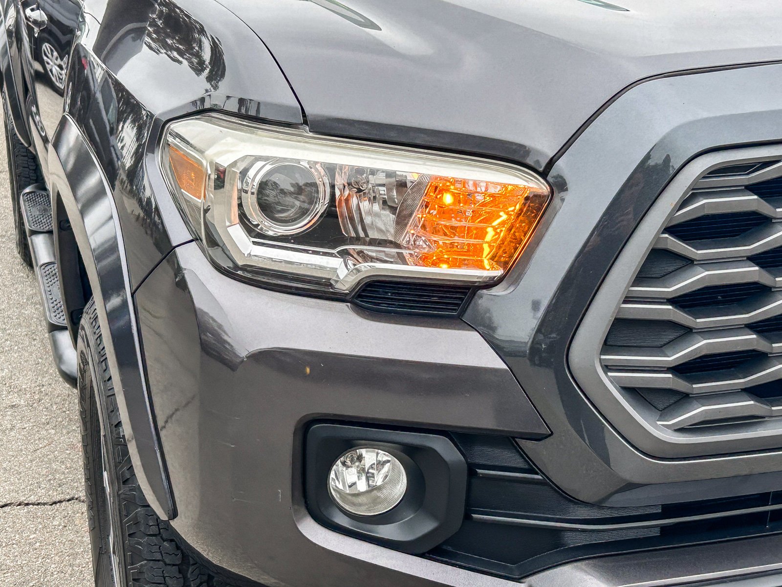 Used 2018 MAGNETIC GRAY MET TOYOTA TRUCK SR5 image 4