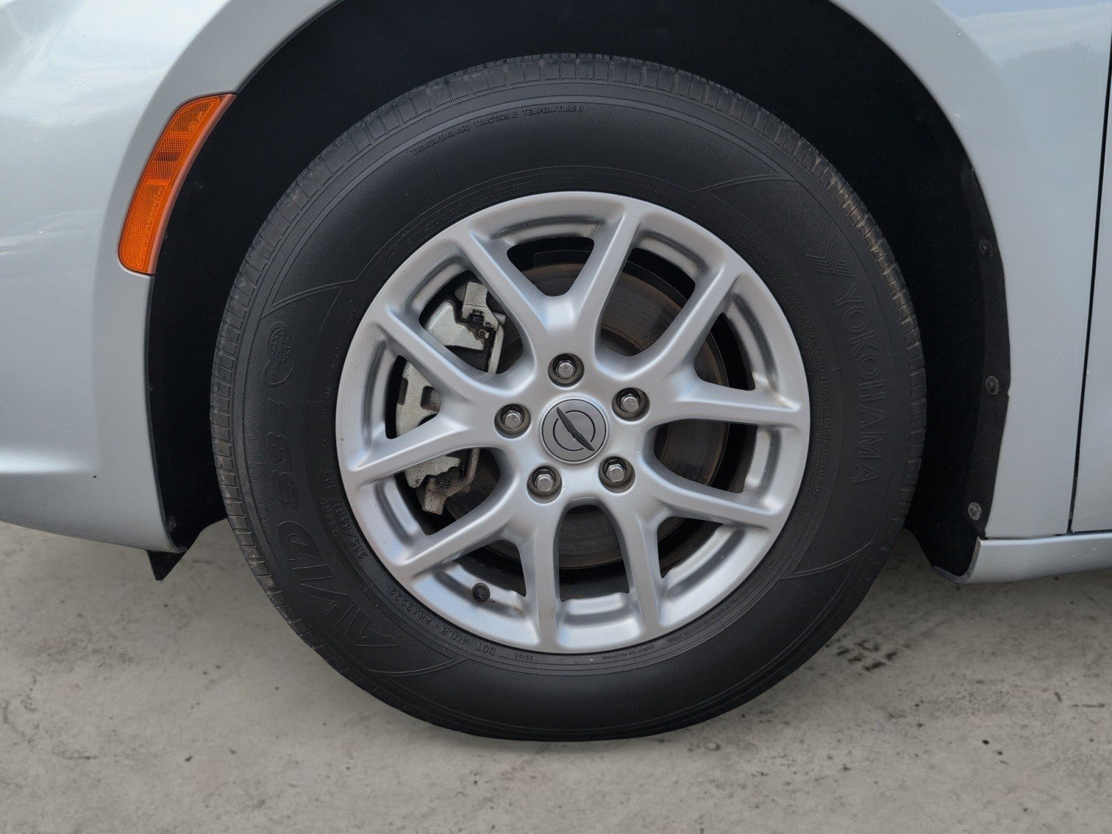Used 2023 Silver Mist Clearcoat Chrysler Touring L image 27