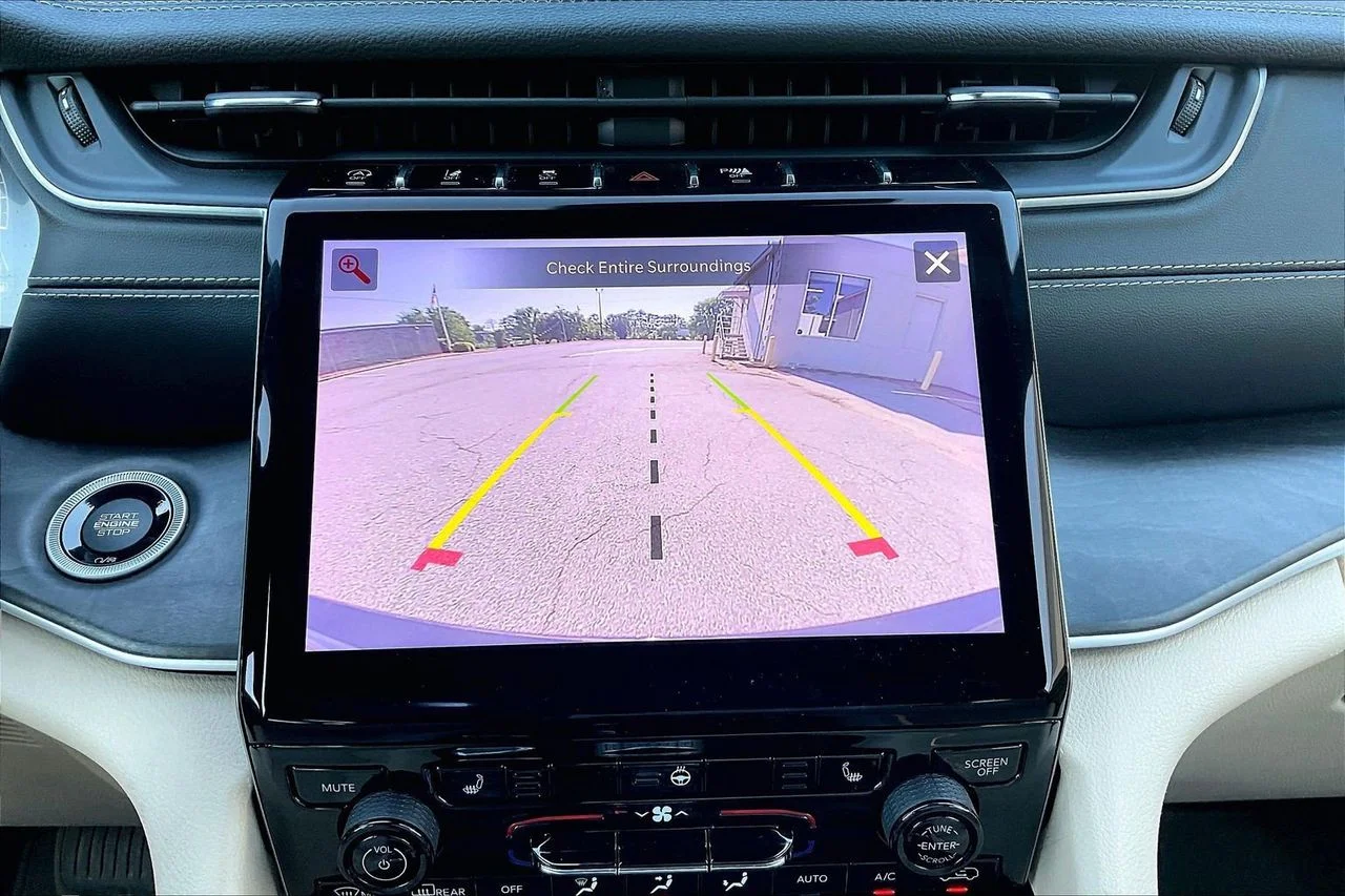 Certified Used 2023  Jeep Limited image 15