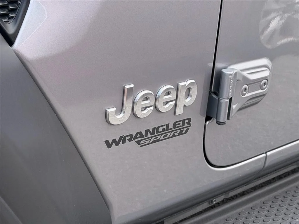 Used 2019 Silver Jeep Sport S image 7