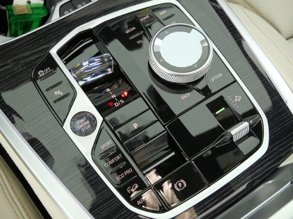 Used 2027 White BMW xDrive40i image 49