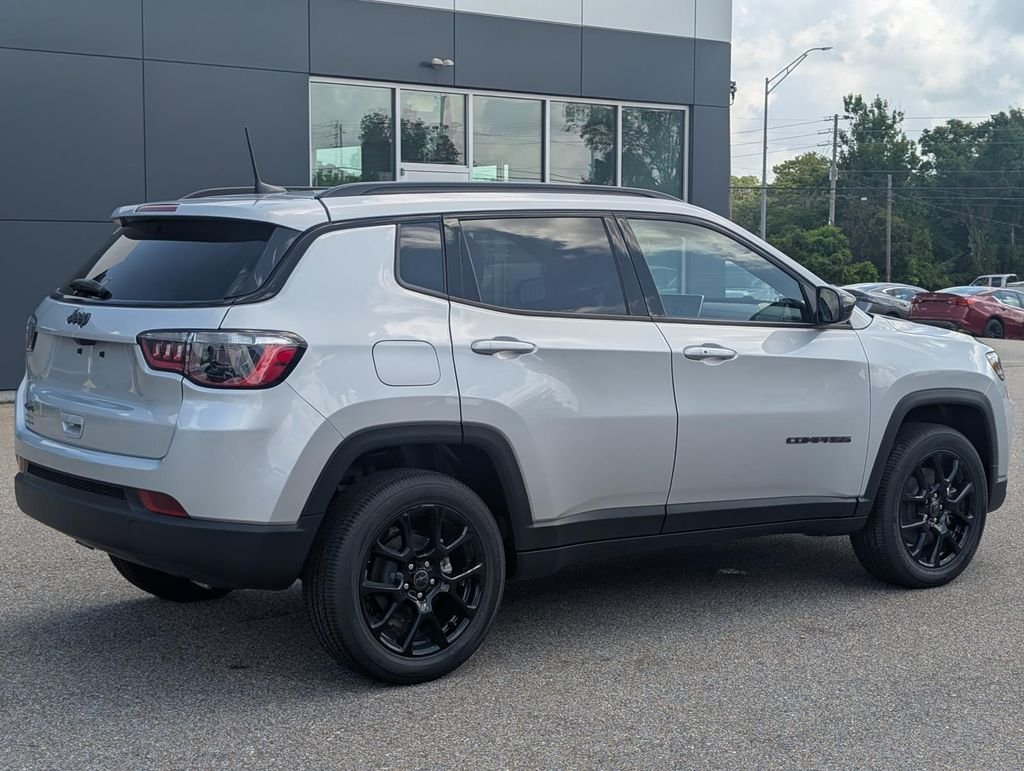New 2026 Silver Zynith Metallic Clear-Coat Exterior Paint Jeep Latitude image 7