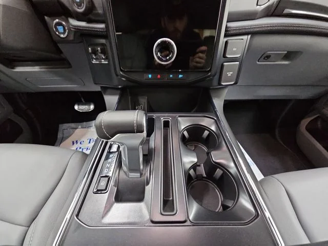 2025 Ford F-150 Lightning Flash - Photo 11