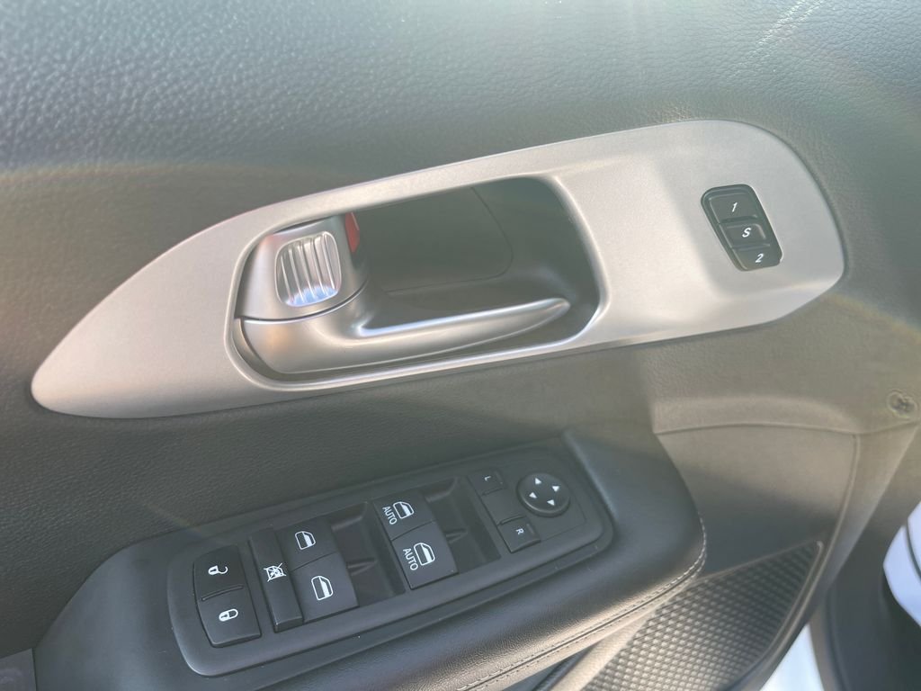 Used 2023 White Chrysler Touring L image 11