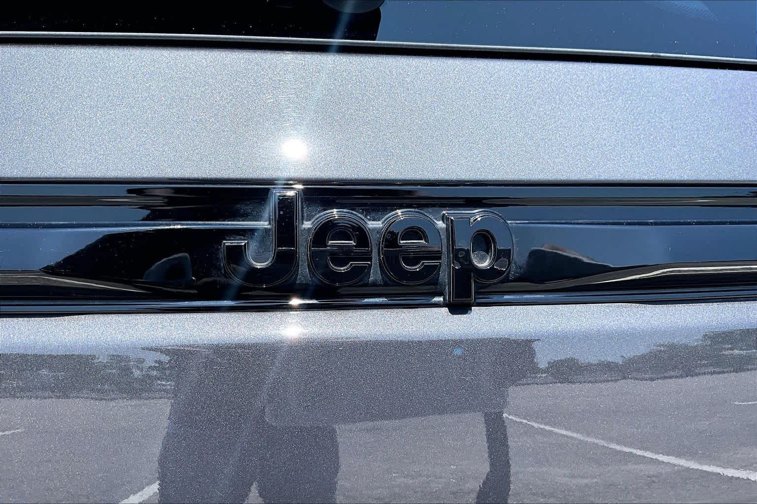 Used 2023 Baltic Gray Metallic Clearcoat Jeep Altitude image 10