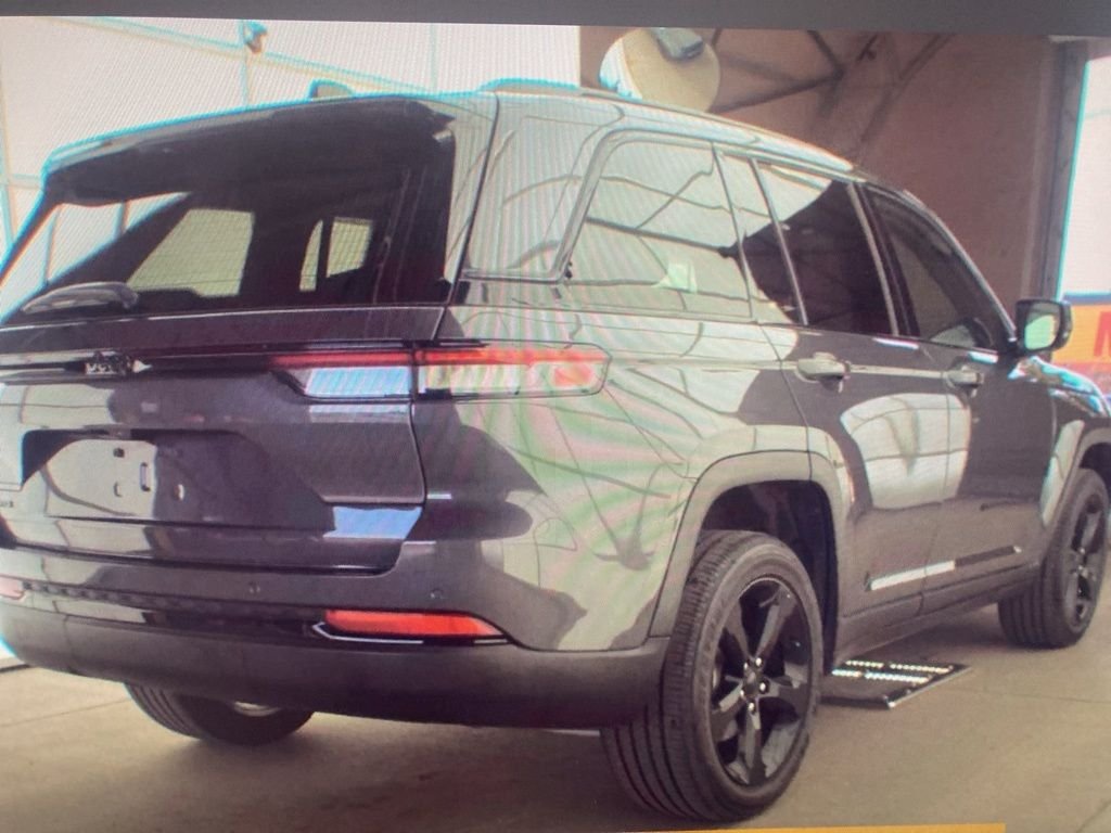 Used 2024 Gray Jeep Altitude image 3