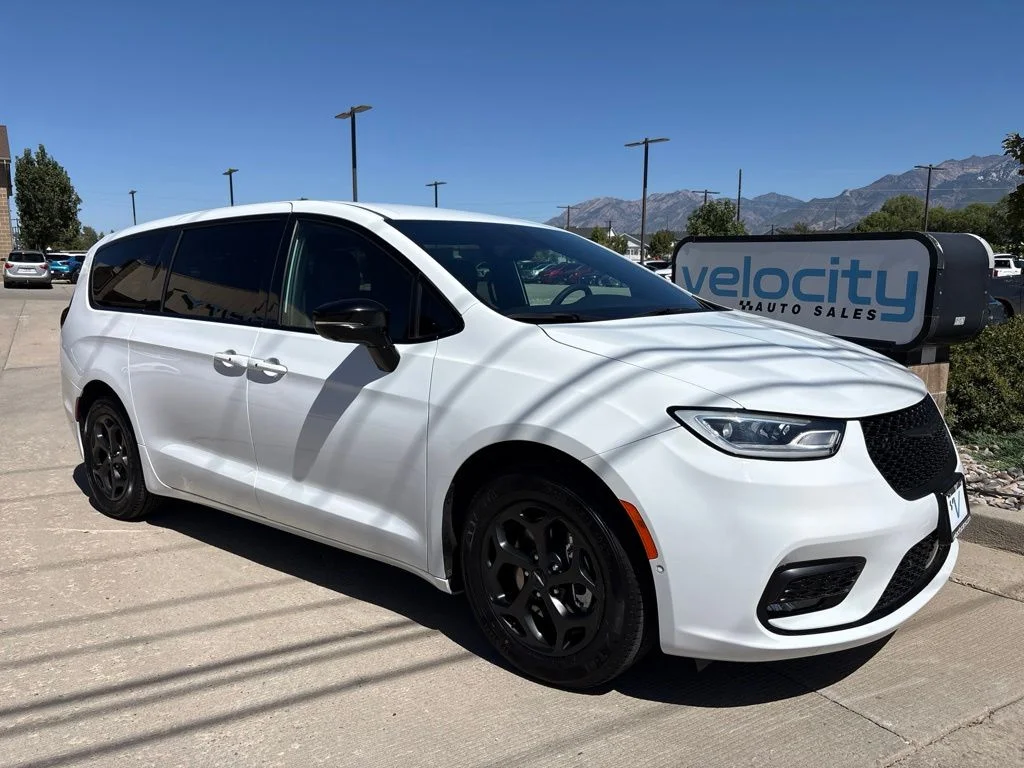 Used 2024 White Chrysler Select S Appearance image 1