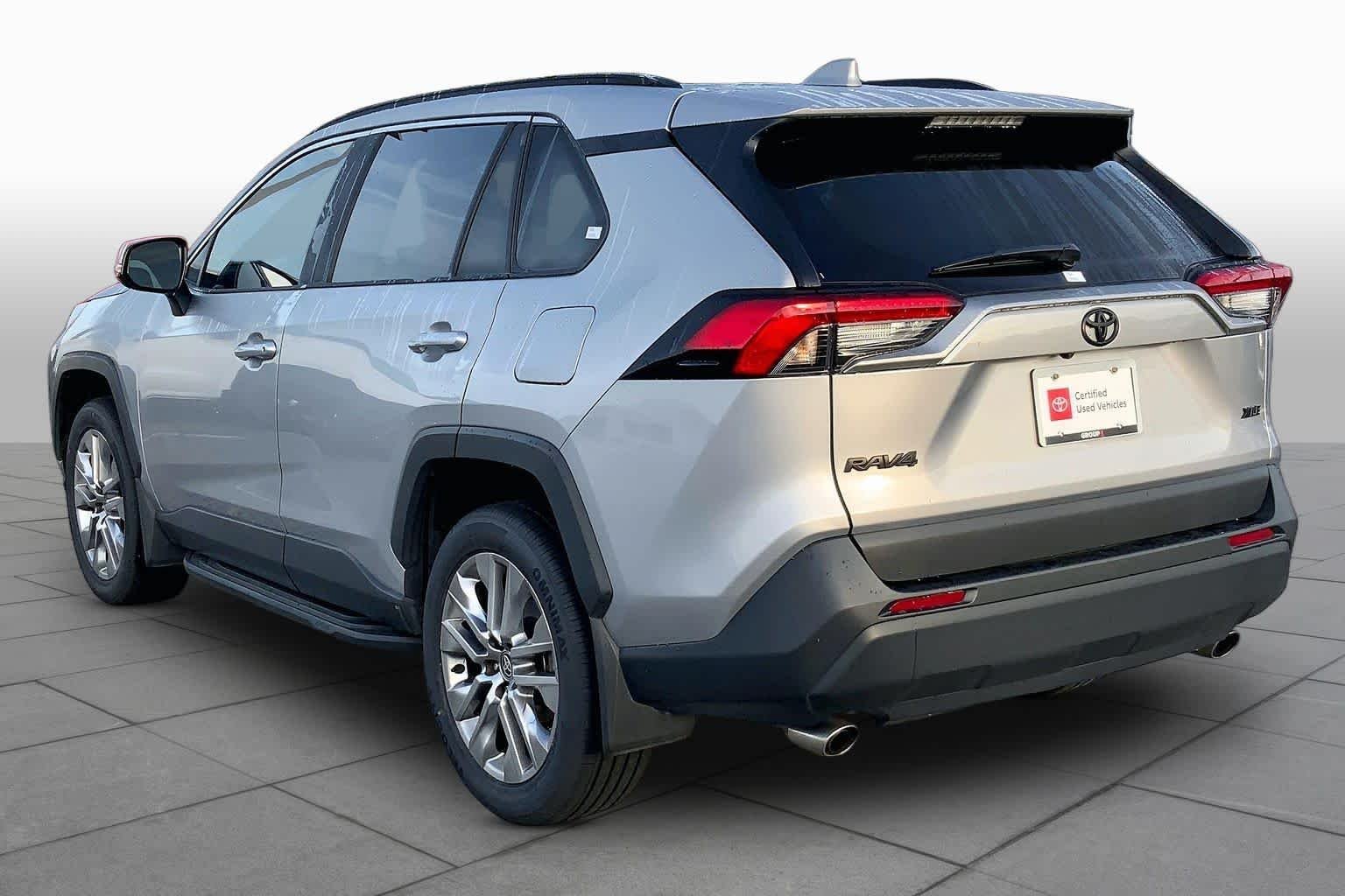 Used 2024 Silver Sky Metallic Toyota XLE Premium image 20
