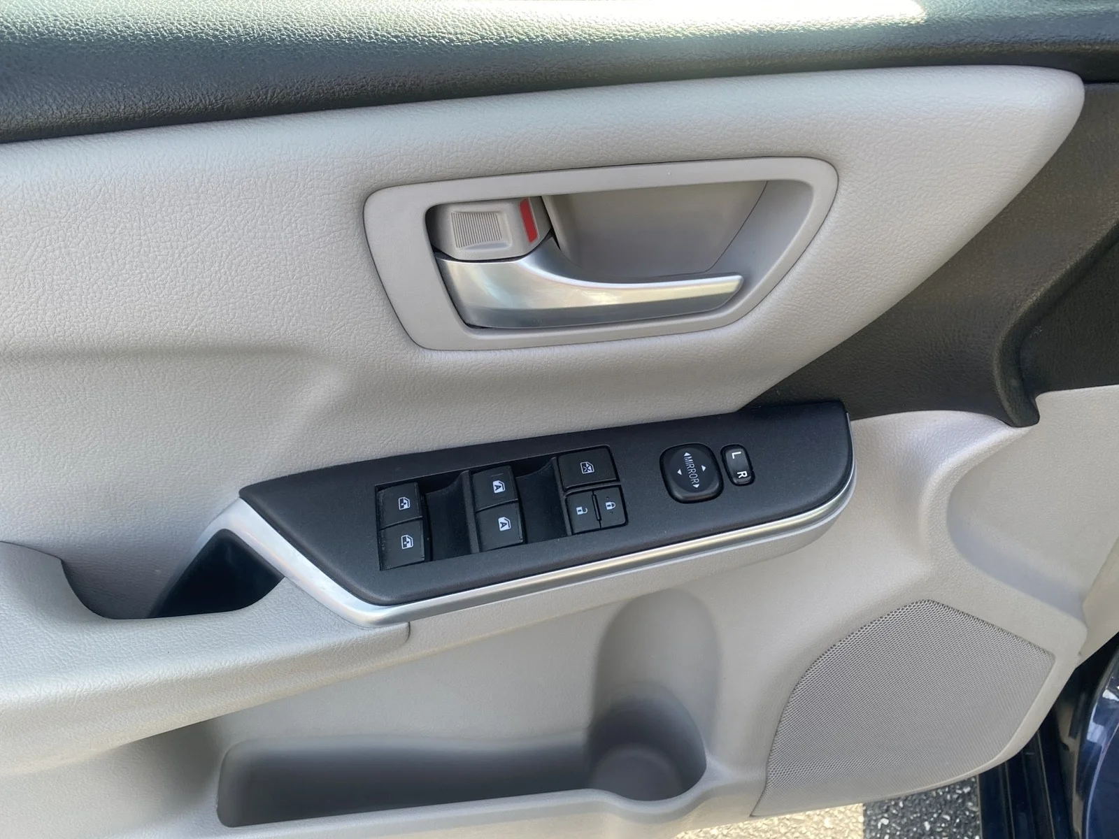Used 2015 Blue Toyota LE image 9