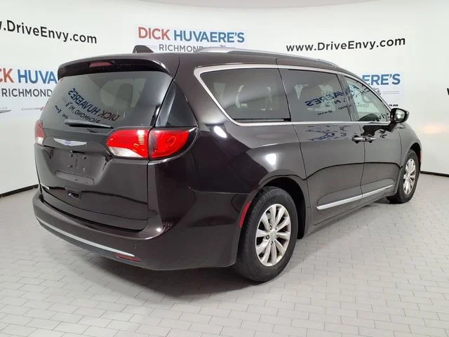 Used 2018 Red Chrysler Touring L Plus image 4
