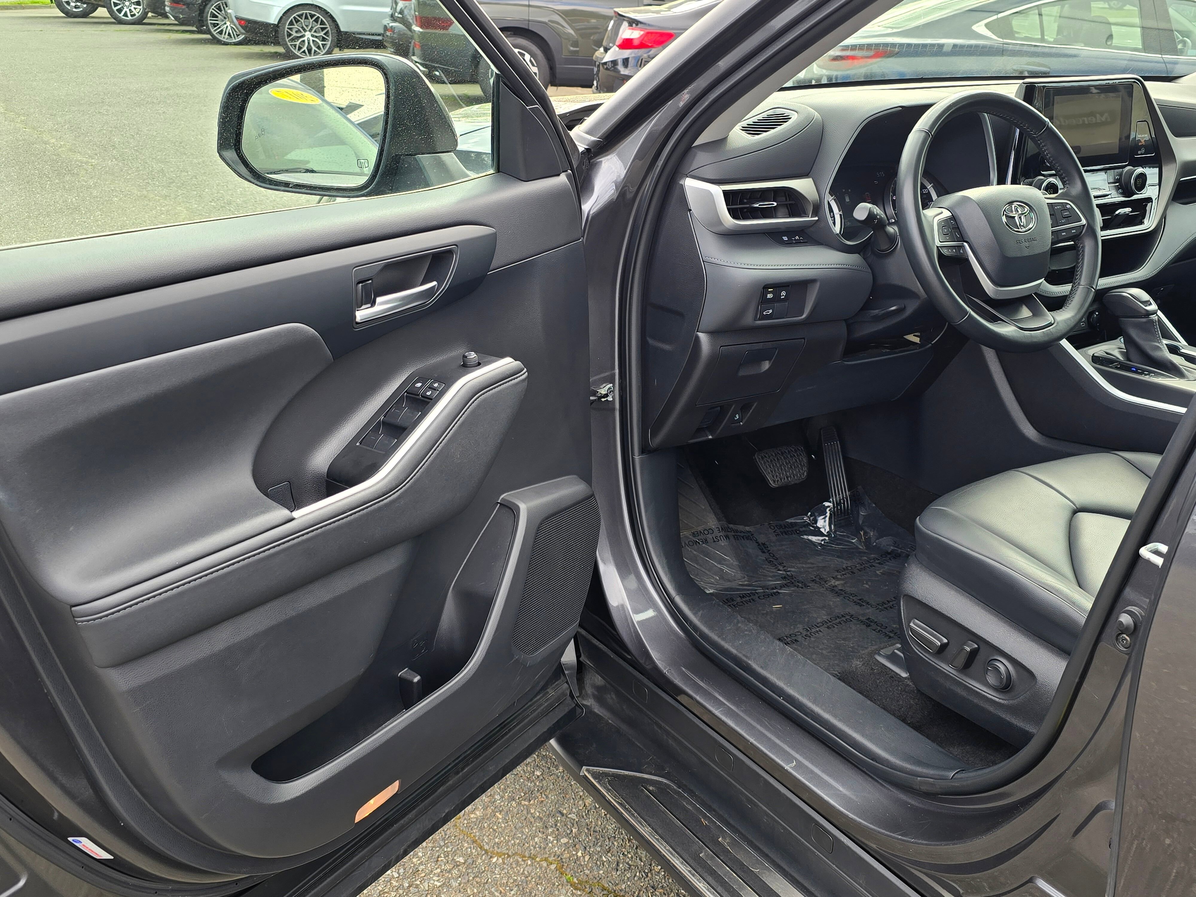 Used 2023  Toyota L image 22