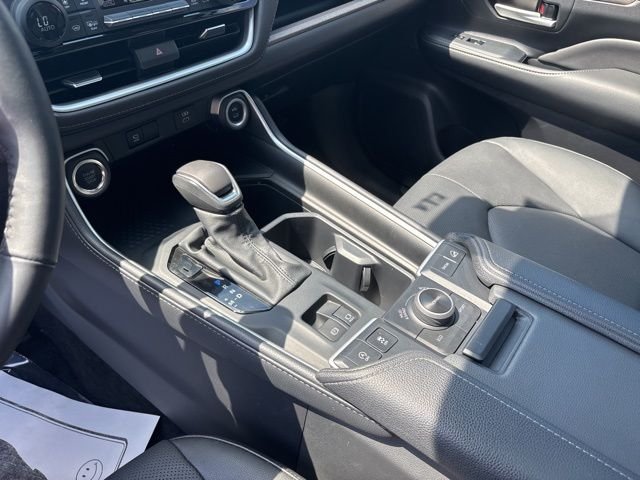 Used 2025 Beige Toyota Platinum image 18