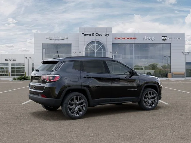 New 2026 Diamond Black Crystal Pearlcoat Jeep Latitude image 4