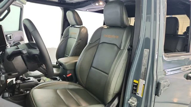 Used 2025 Gray Jeep Mojave image 18