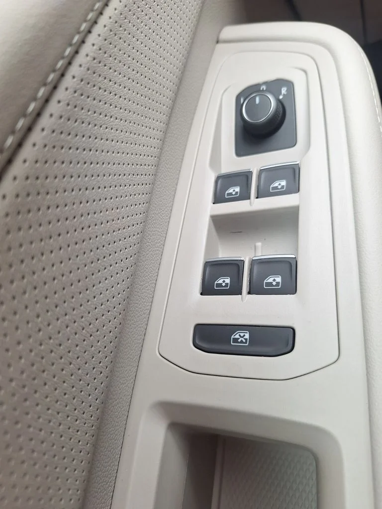 New 2026 Black Volkswagen 2.0T SE w/Technology image 19