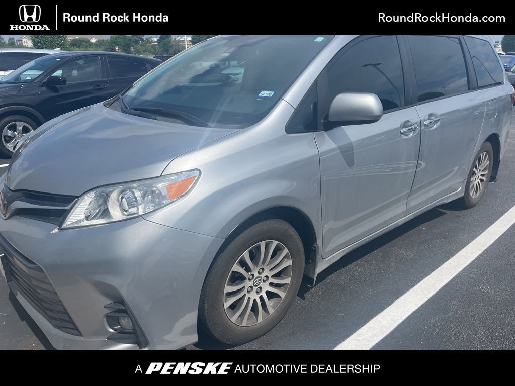 2018 Toyota Sienna XLE V6 8-Passenger's photo