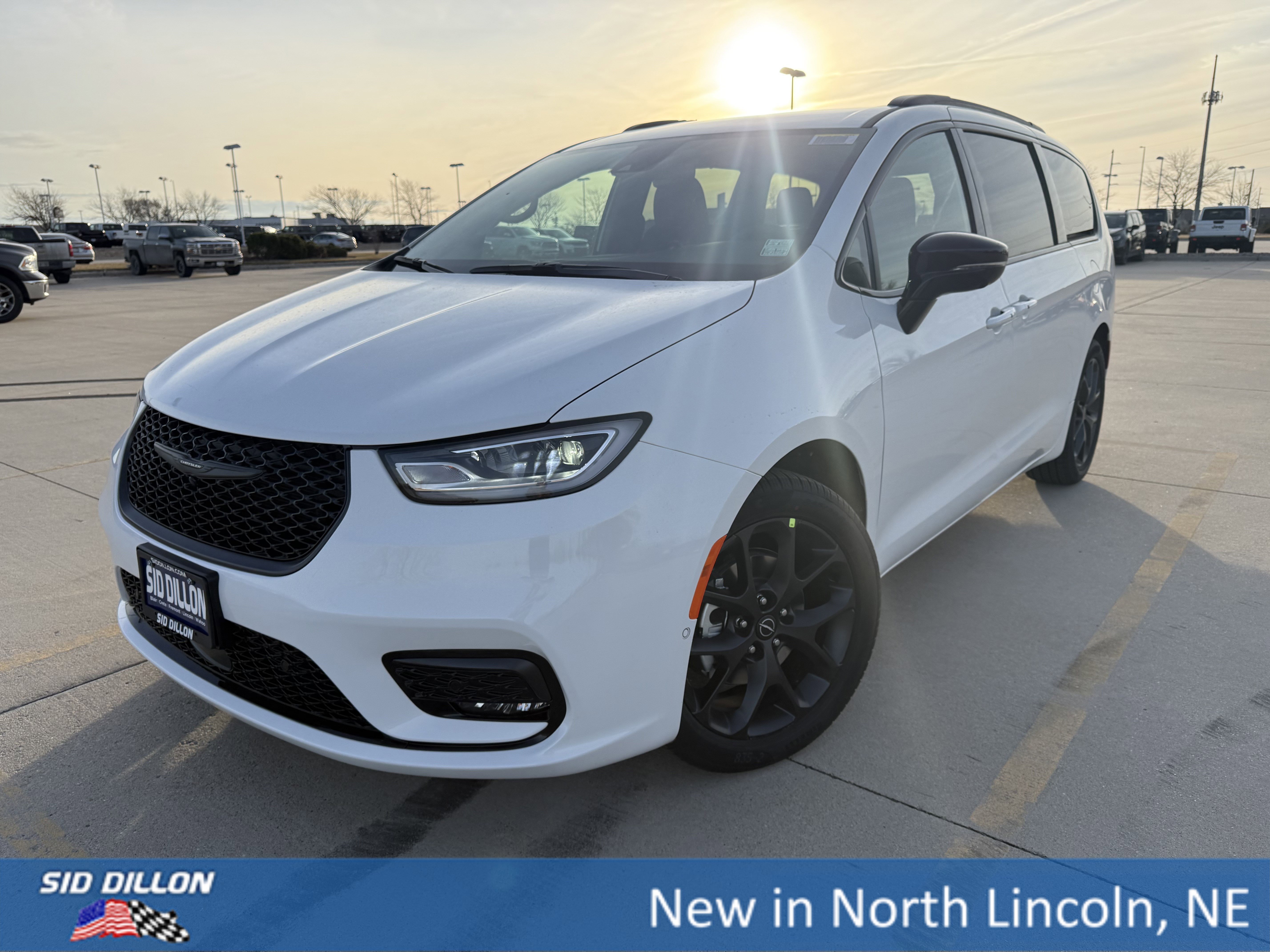 2026 Chrysler Pacifica Select's photo