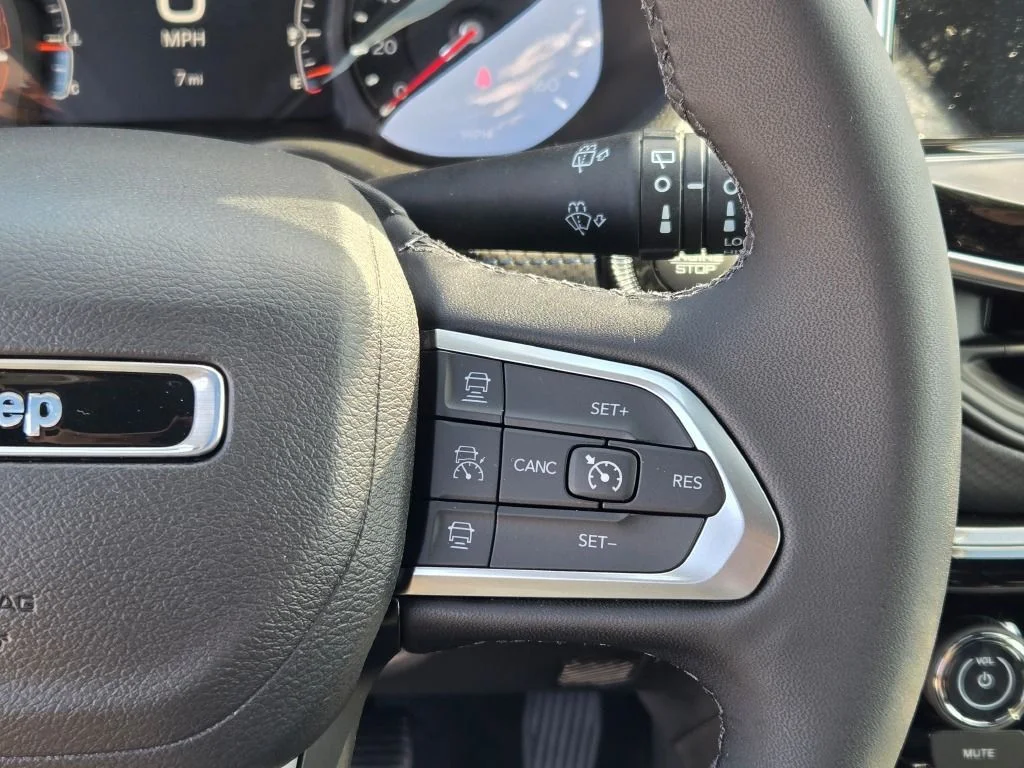 New 2026 Bright White Clearcoat Jeep Latitude image 28