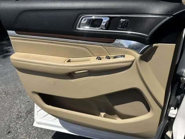 Used 2017 White Ford Limited image 29