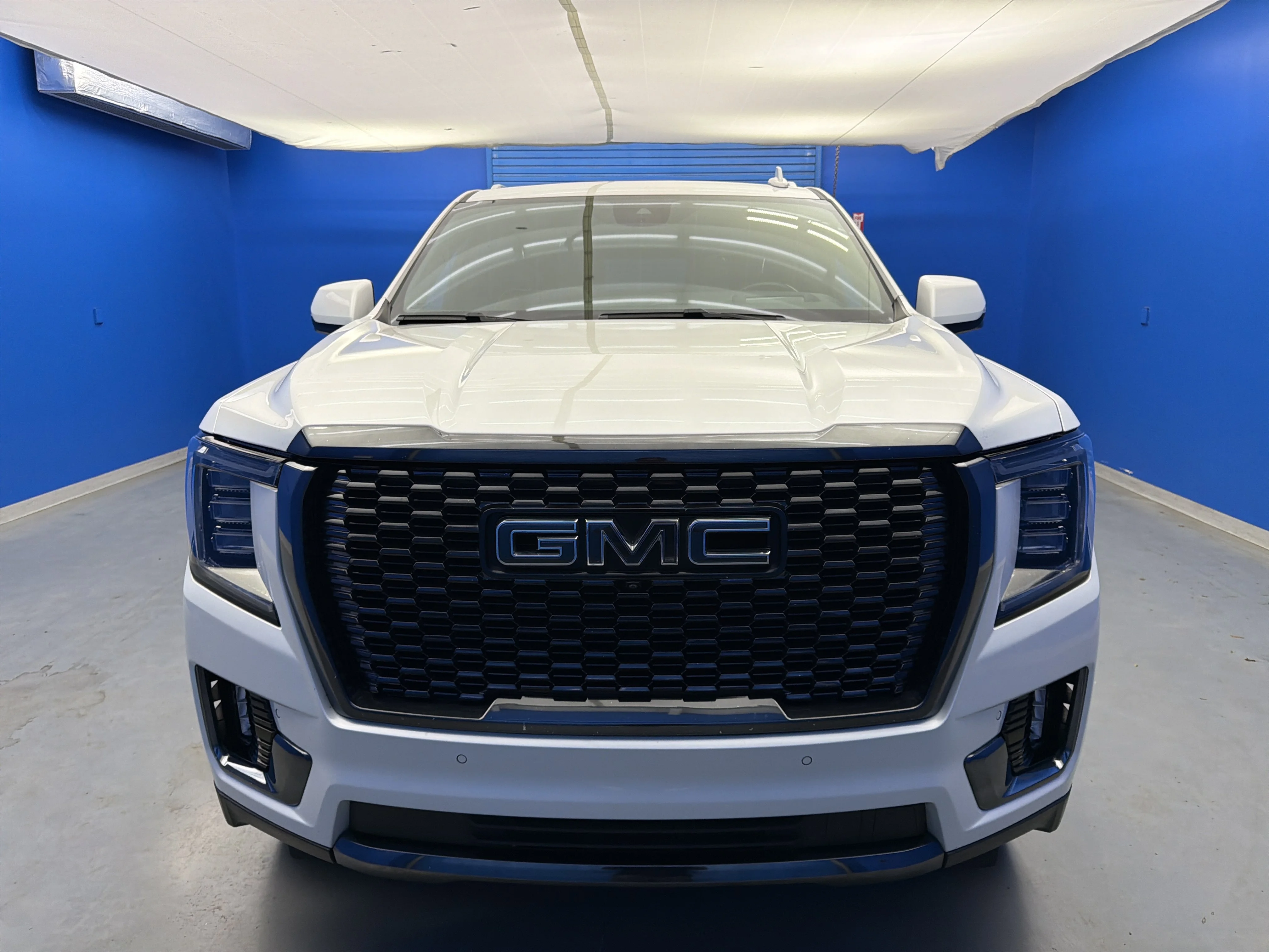 Used 2023 White Frost Tricoat GMC Denali Ultimate image 3