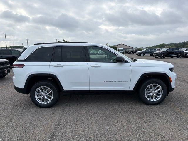 New 2026 Bright White Clear-Coat Exterior Paint Jeep Laredo image 2