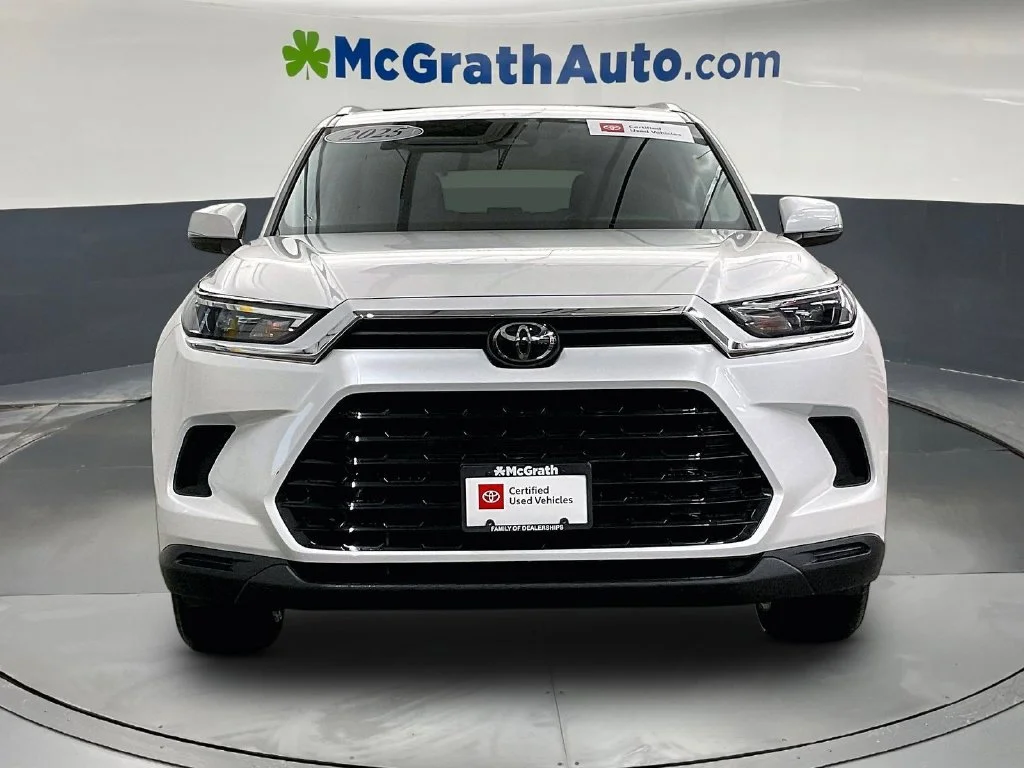 Used 2025 Beige Toyota XLE image 5