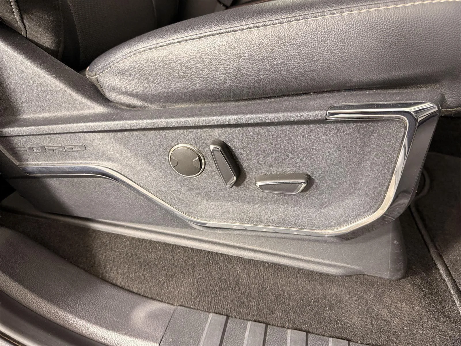 Used 2022 Space White Ford LARIAT image 24