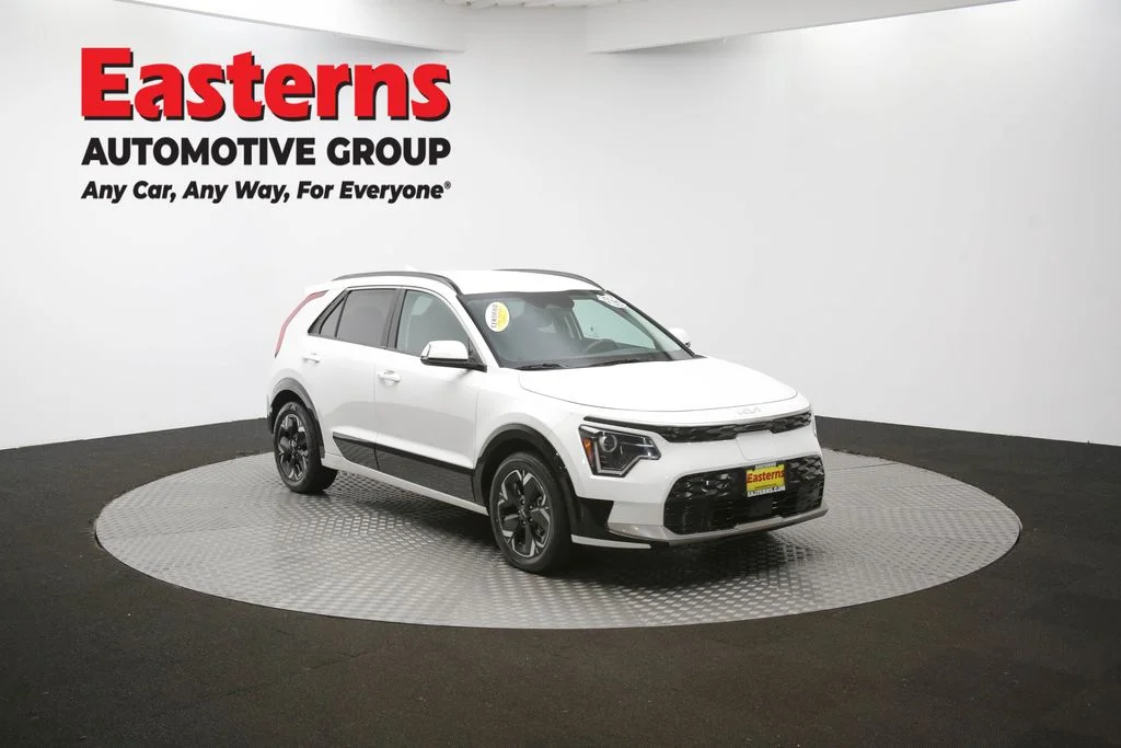 Used 2024 White Kia Wind image 49