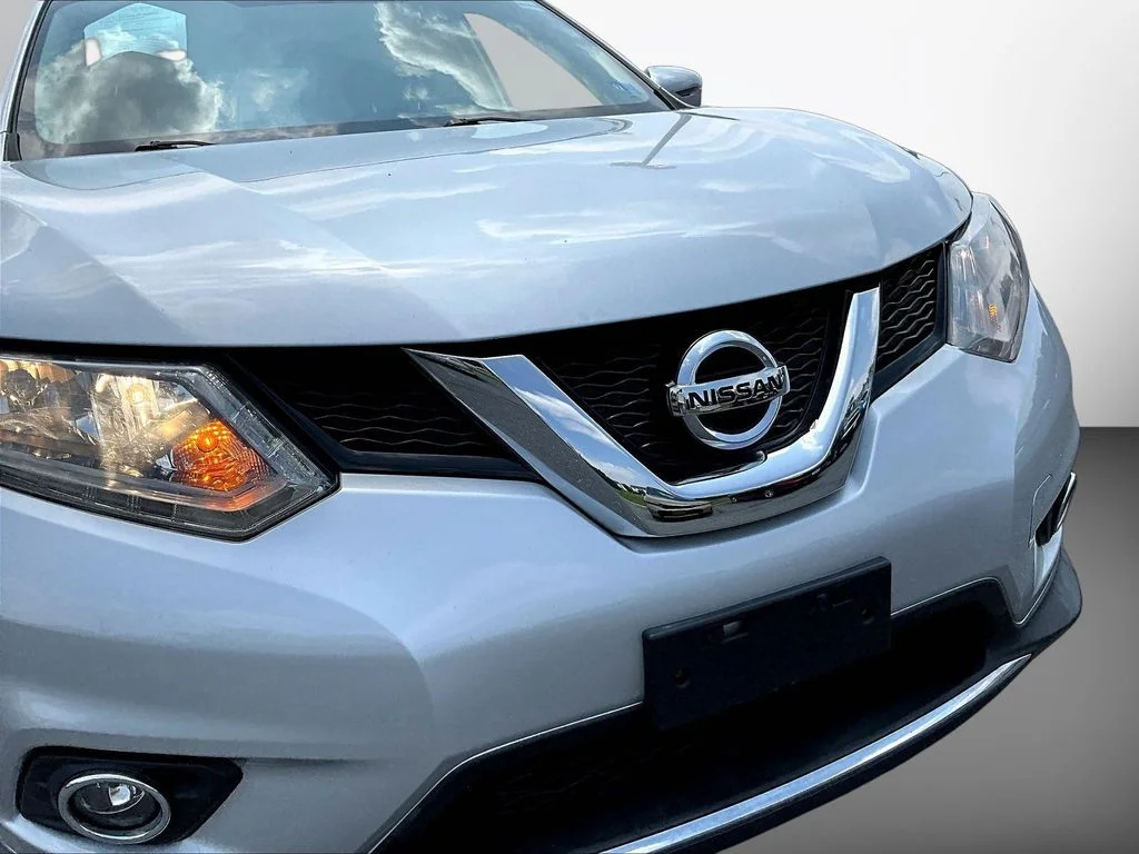 Used 2016 Brilliant Silver Nissan SV image 32