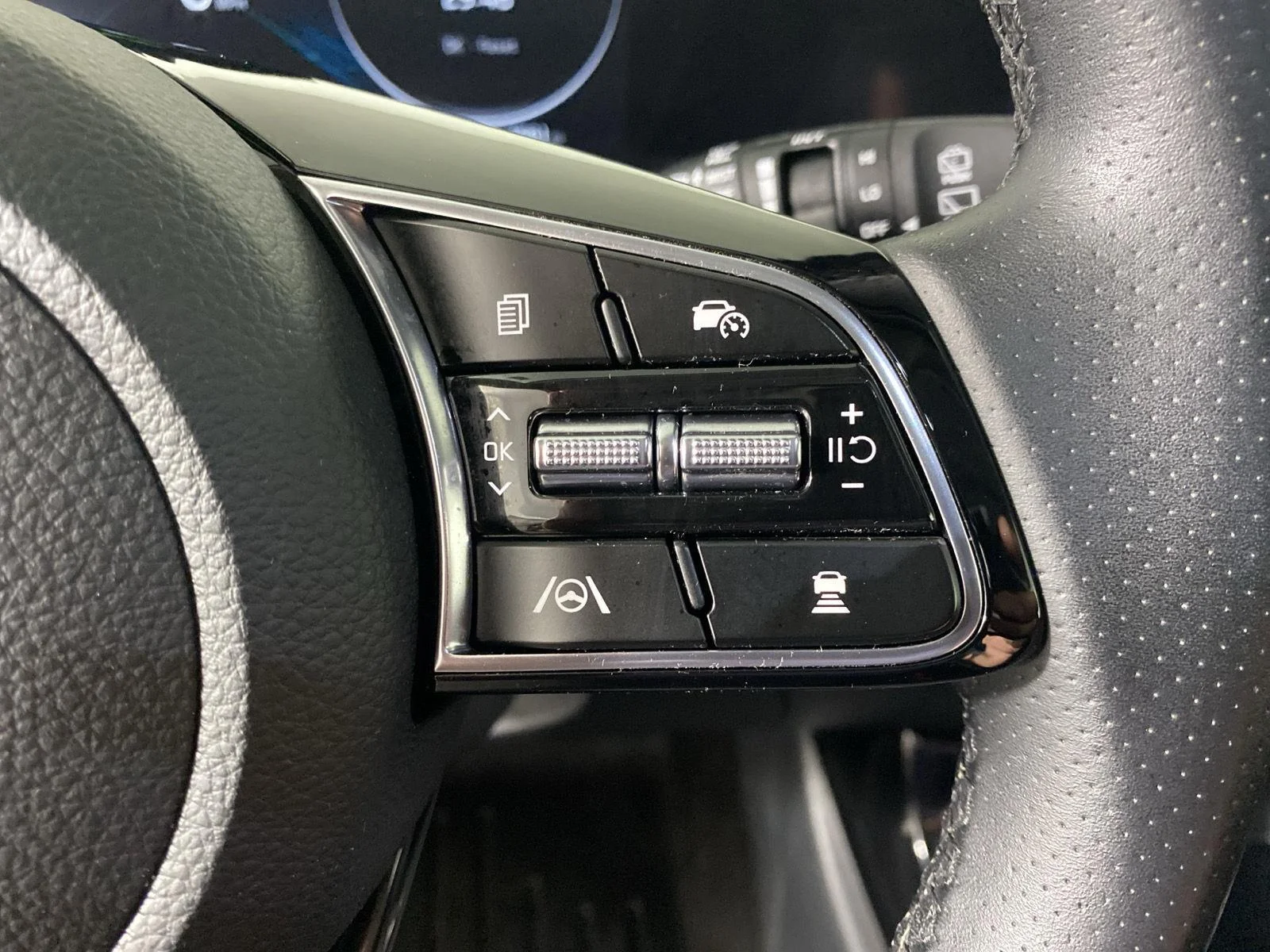 Used 2025 Fusion Black Kia SX image 19