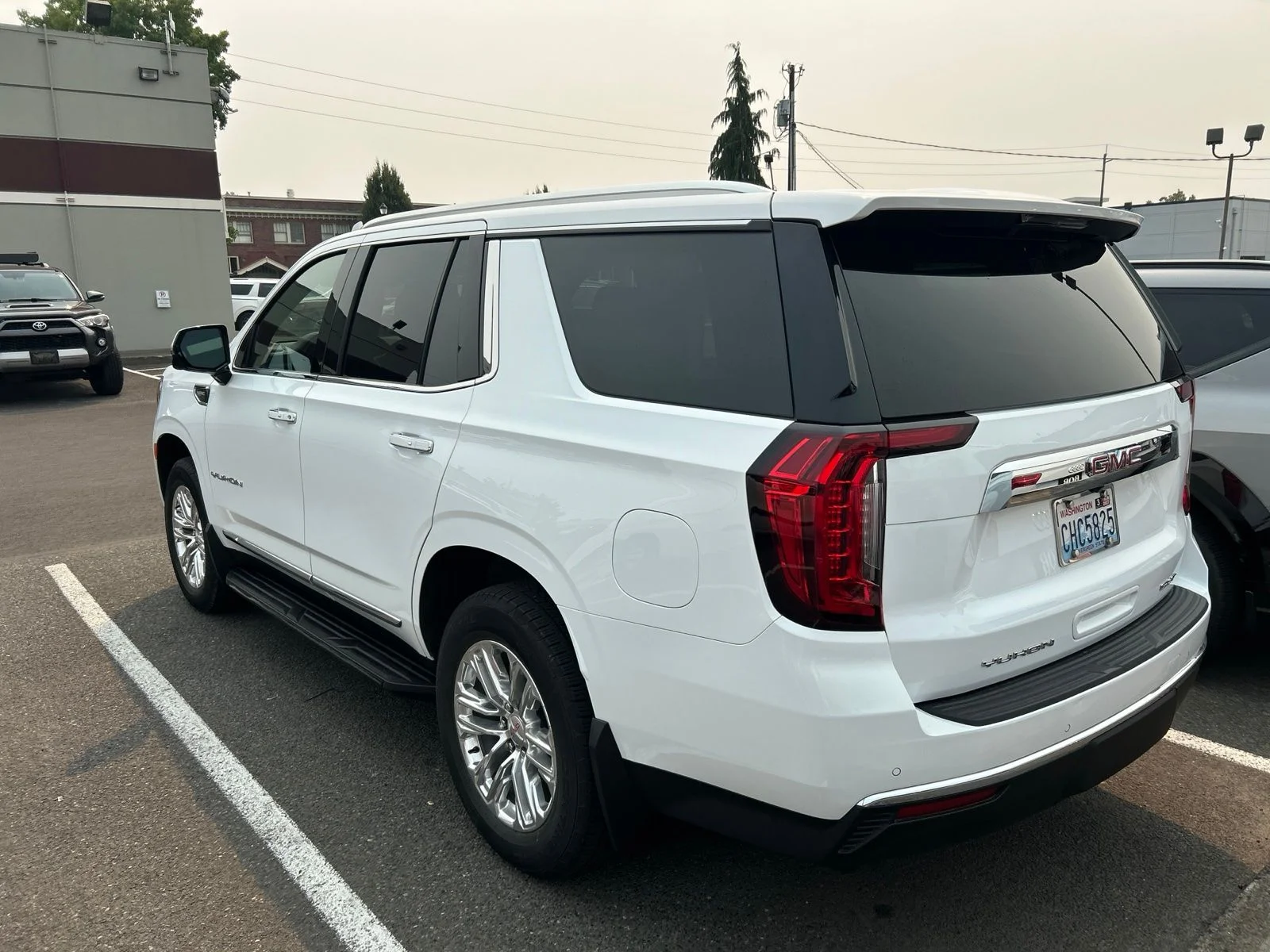 Used 2023 White GMC SLT image 4