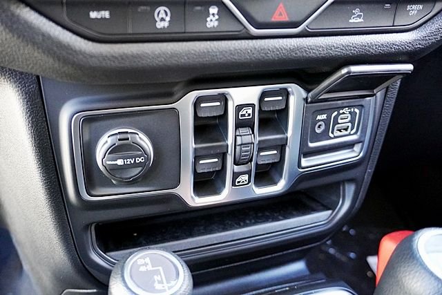 New 2026 Bright White Clear-Coat Exterior Paint Jeep Sport S image 33