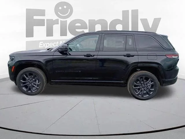 New 2026 Diamond Black Crystal Pearl-Coat Exterior Paint Jeep Limited image 8