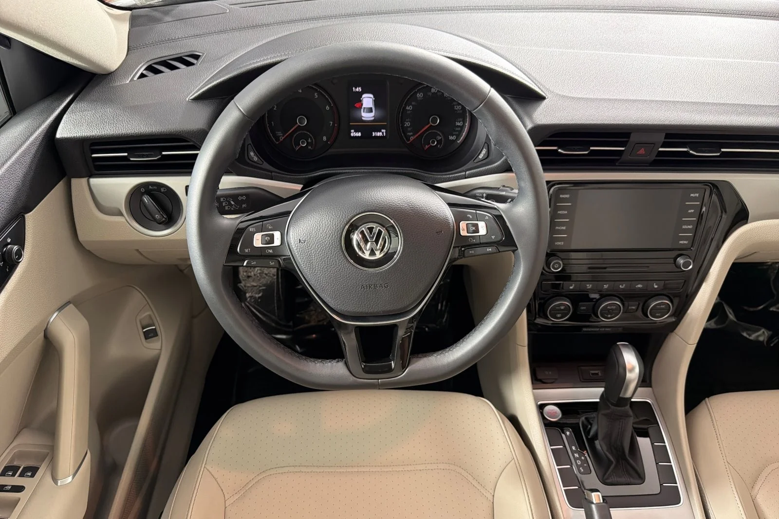 Used 2022 Pure White Volkswagen 2.0T SE Auto image 13