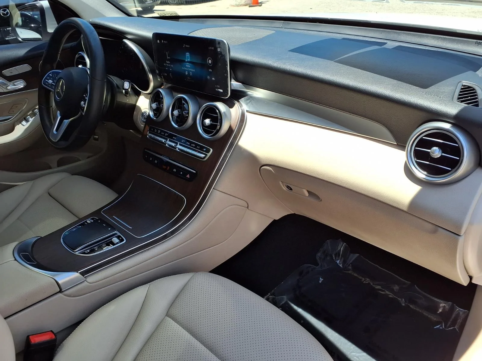 Used 2022 White Mercedes-Benz GLC 300 image 23
