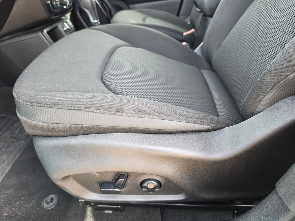Used 2019 Teal Jeep Latitude image 15