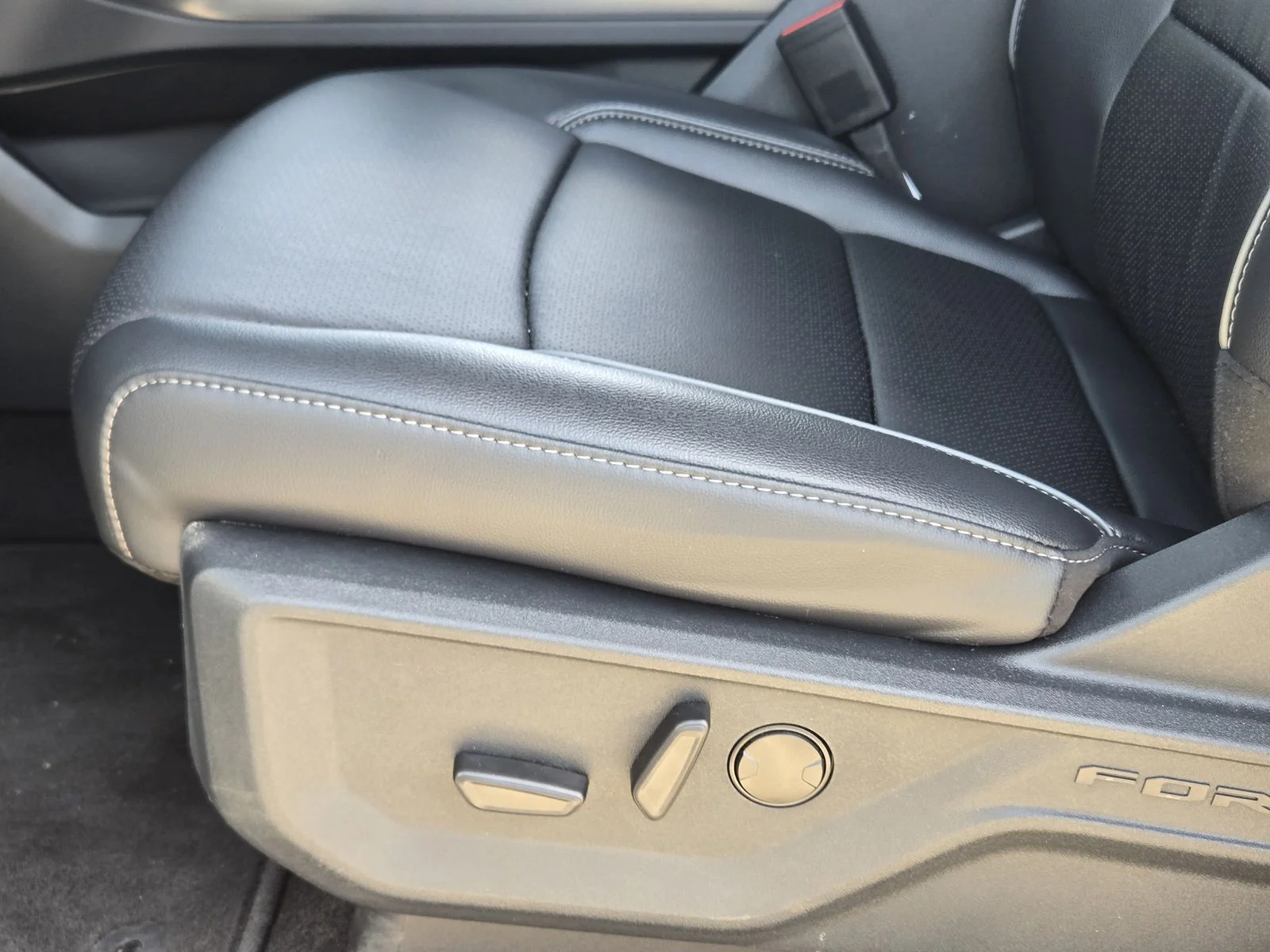 New 2026 Carbonized Gray Metallic Ford Lariat® image 16