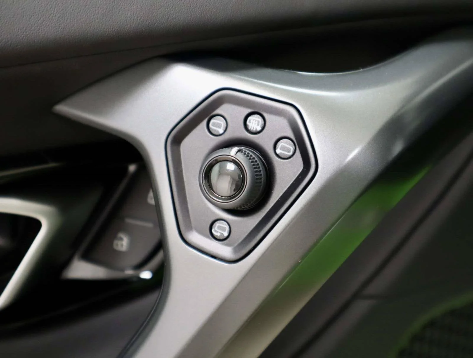 Used 2018 Verde Mantis Pearl Effect Lamborghini  image 16
