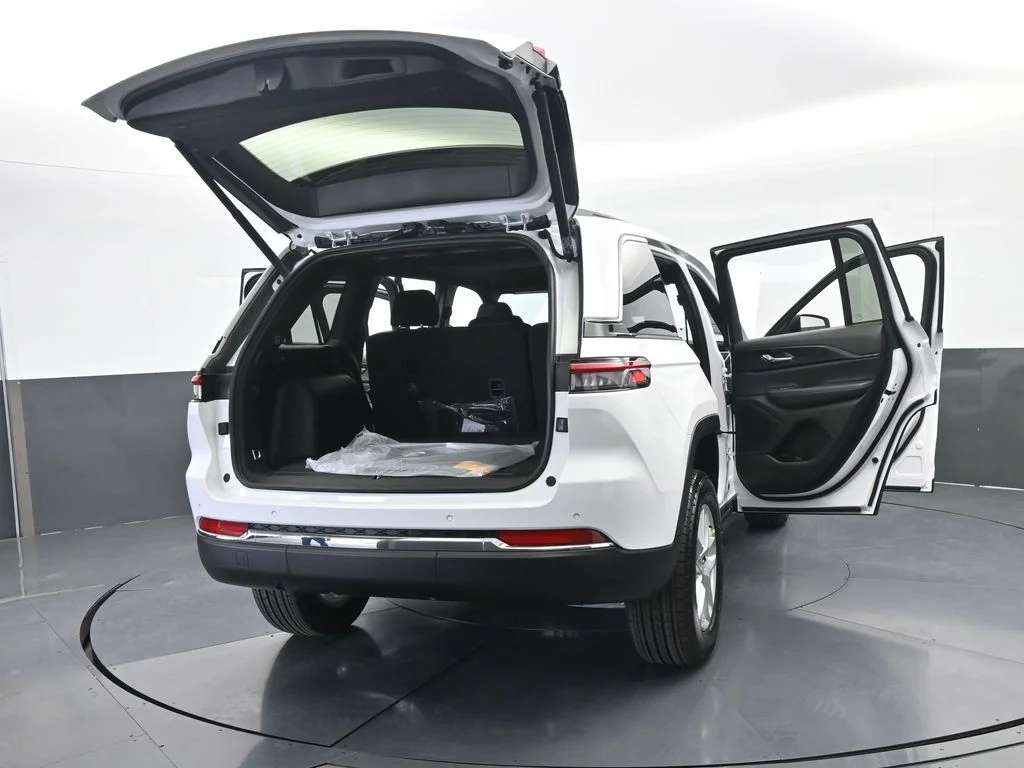 New 2026 Bright White Clear-Coat Exterior Paint Jeep Laredo X image 71