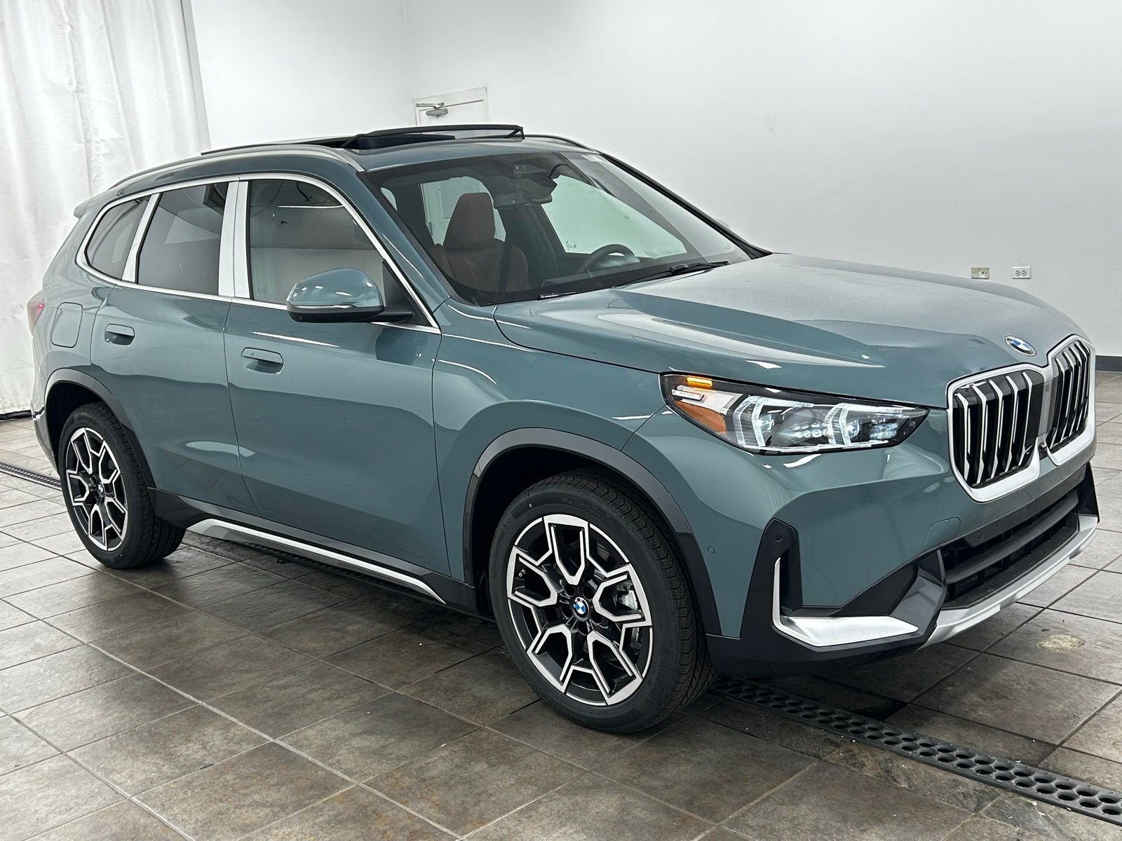 New 2026 Cape York Green Metallic BMW xDrive28i image 9
