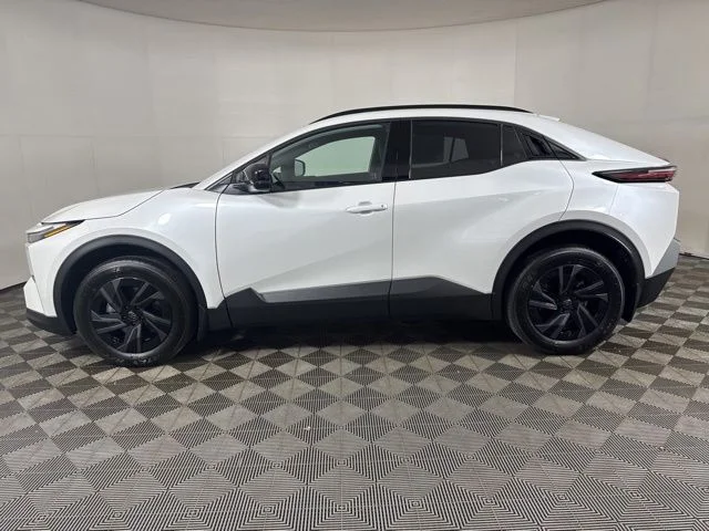 New 2026 Wind Chill Pearl <sup>1</sup> Toyota  SE image 7