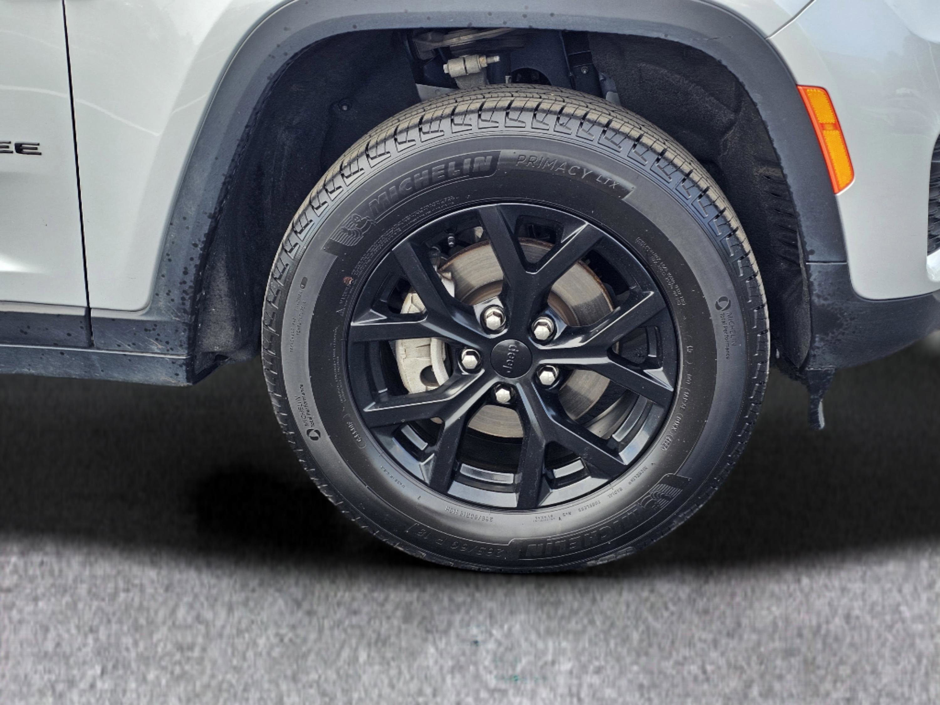 Used 2025 Silver Zynith Jeep Altitude image 6