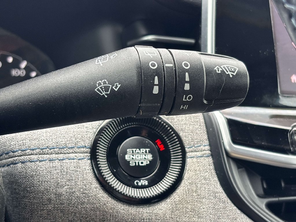 Used 2022 White Jeep Latitude image 28