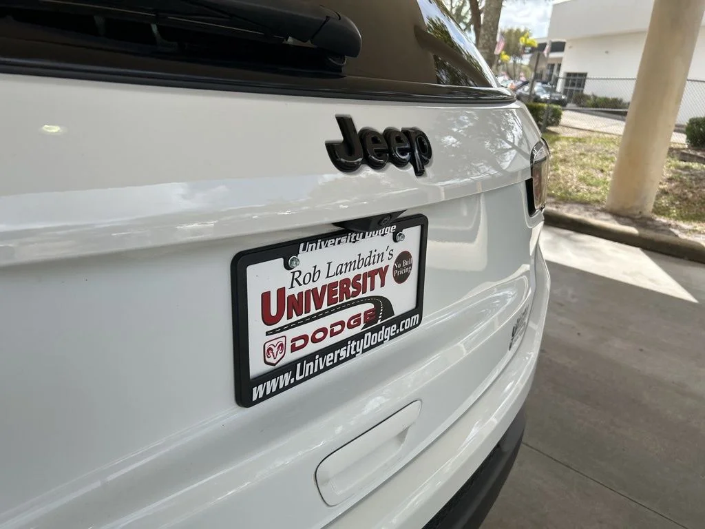 Used 2023 White Jeep Altitude image 18