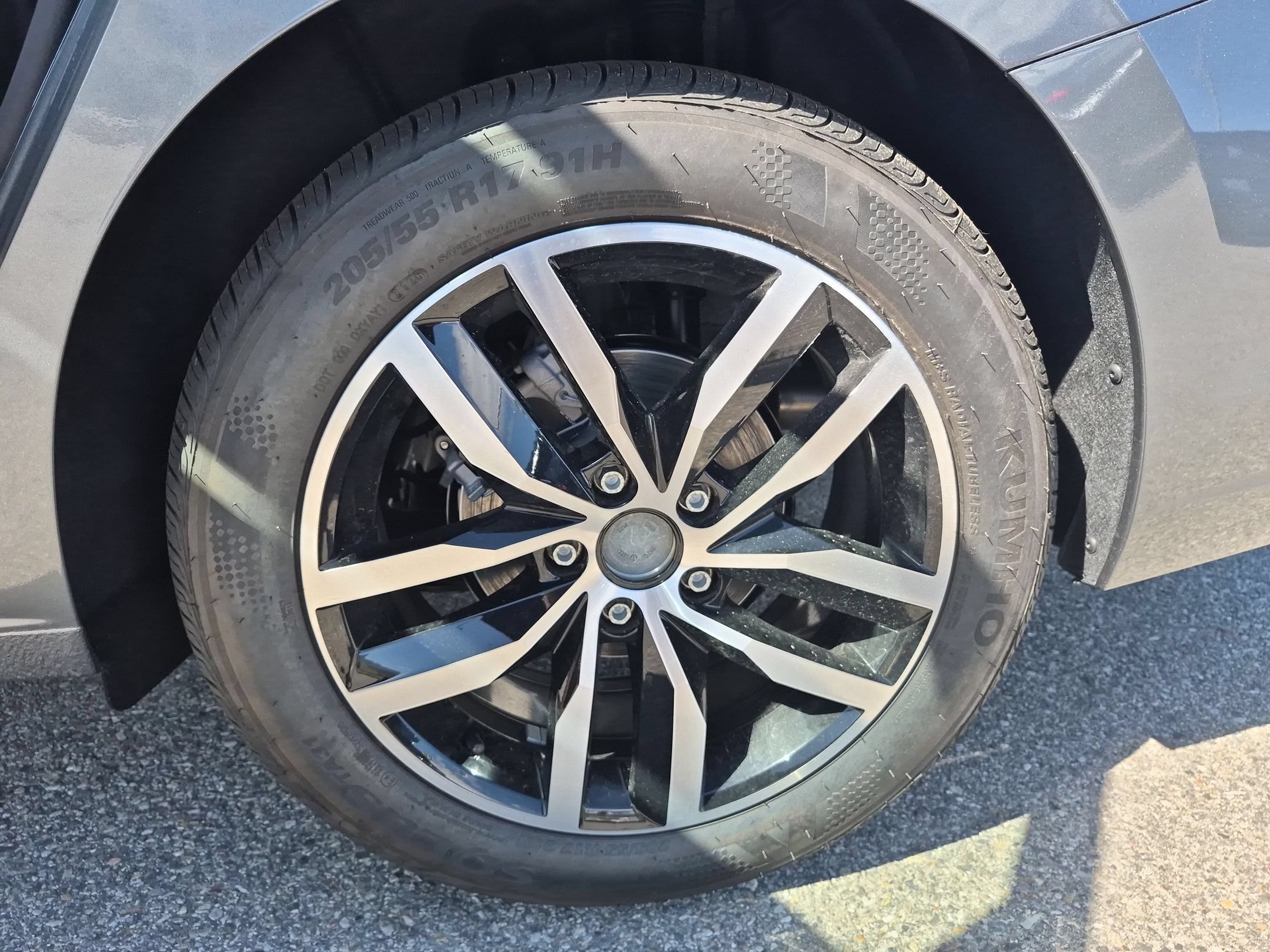 New 2027 Platinum Gray Metallic Volkswagen SE image 16