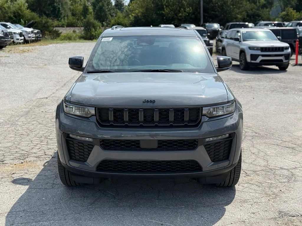 New 2027 Sting-Gray Clearcoat Jeep Limited image 3