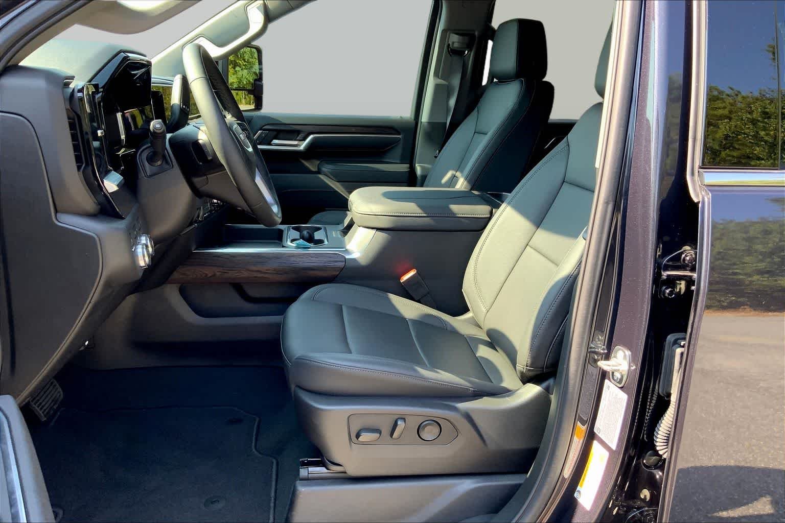 2025 GMC Sierra 3500HD SLT - Photo 9
